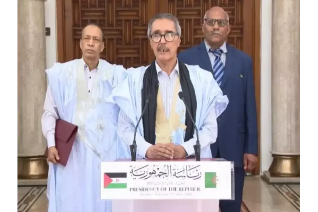 السفير الصحراوي خطري أدوه يدلي بتصريح صحفي بعد تقديم أوراق اعتماده للرئيس الجزائري عبد المجيد تبون، الجزائر، 27 ماي 2025.